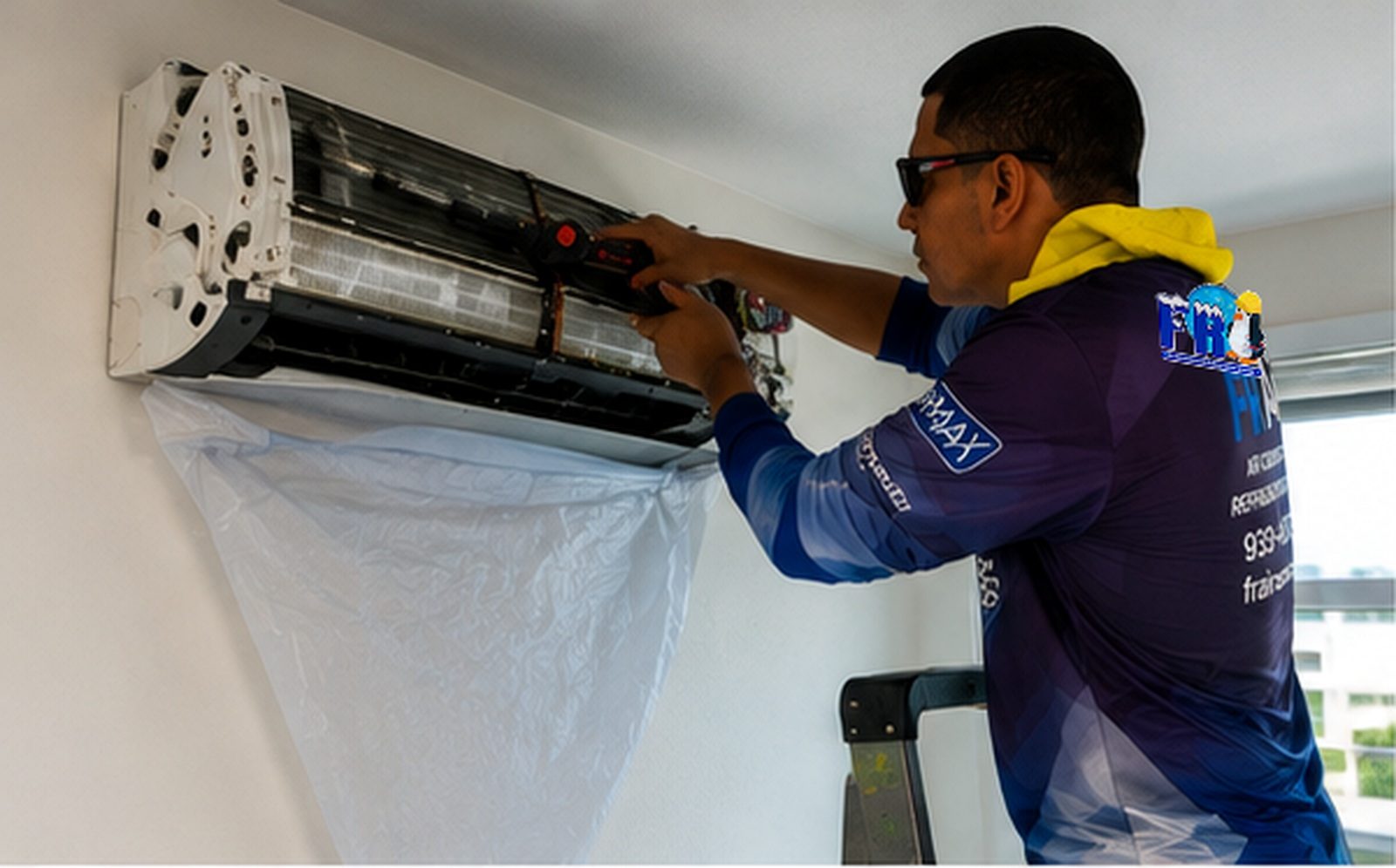 Ilustración: Técnico de FR Air lavando el evaporador de una consola con la bolsa de drenaje puesta